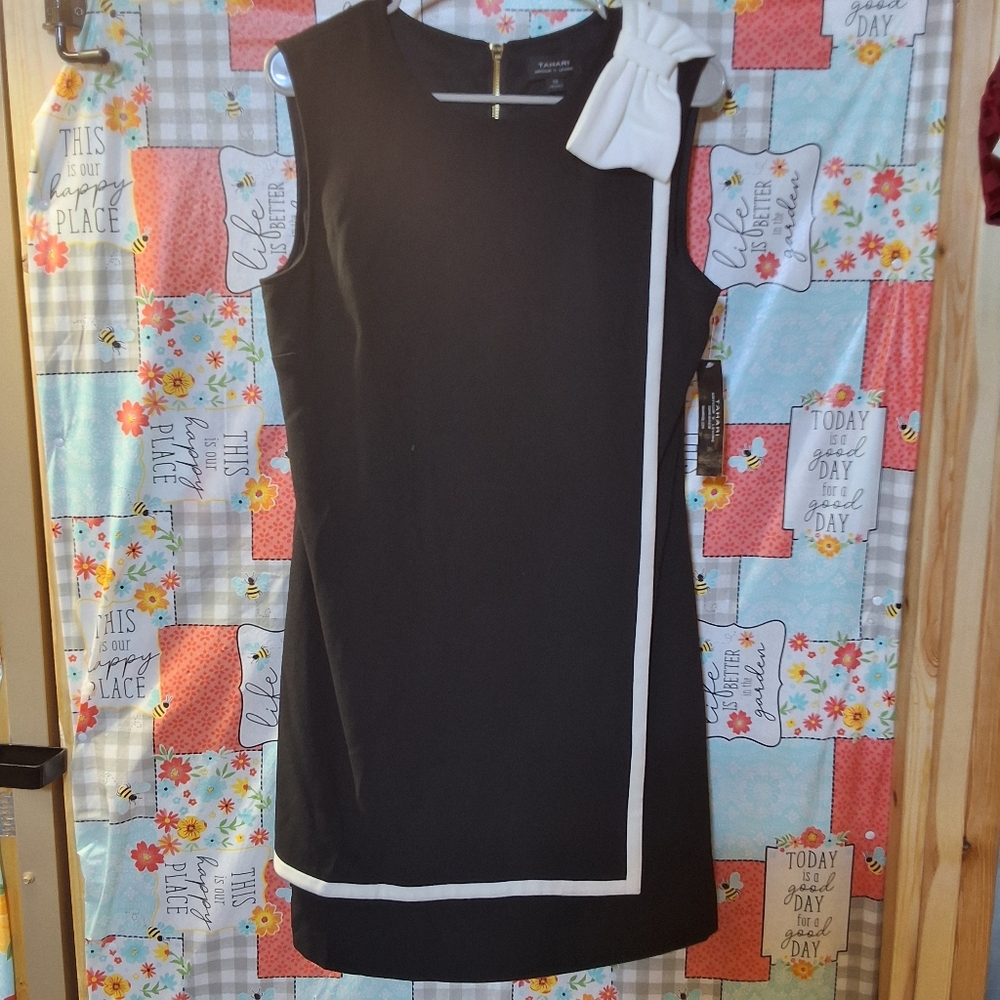NWT TAHARI SLEEVELESS BOW SHEATH Elegant Black and White Dress